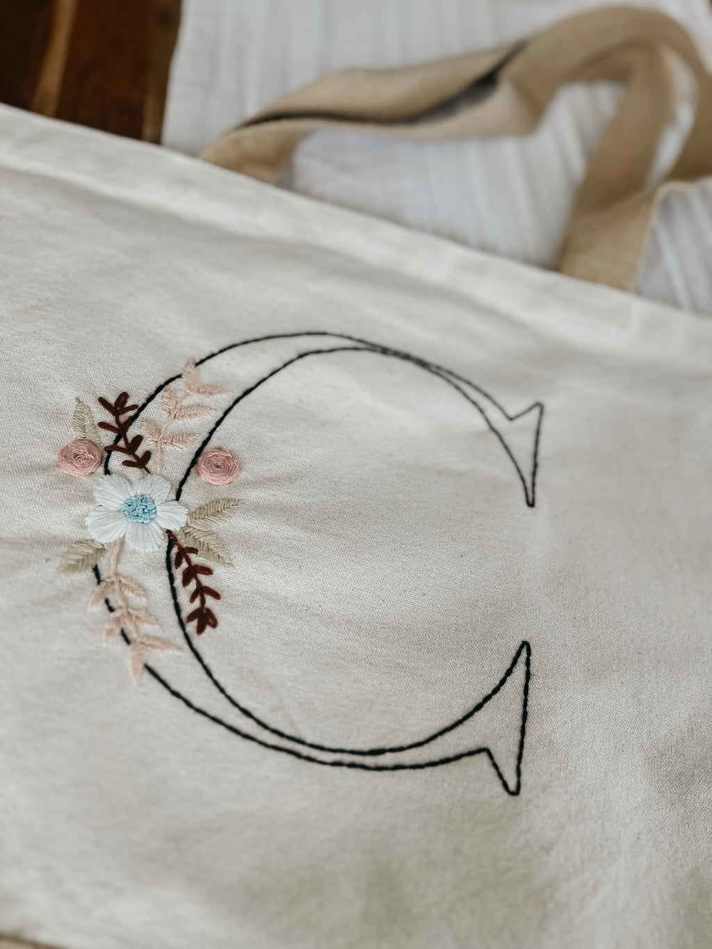 Erika Bag – Tasche mit floral verziertem Anfangsbuchstaben