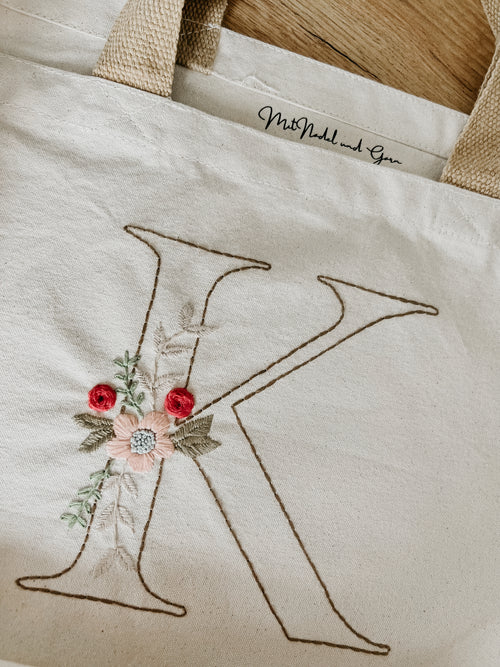 Erika Bag – Tasche mit floral verziertem Anfangsbuchstaben