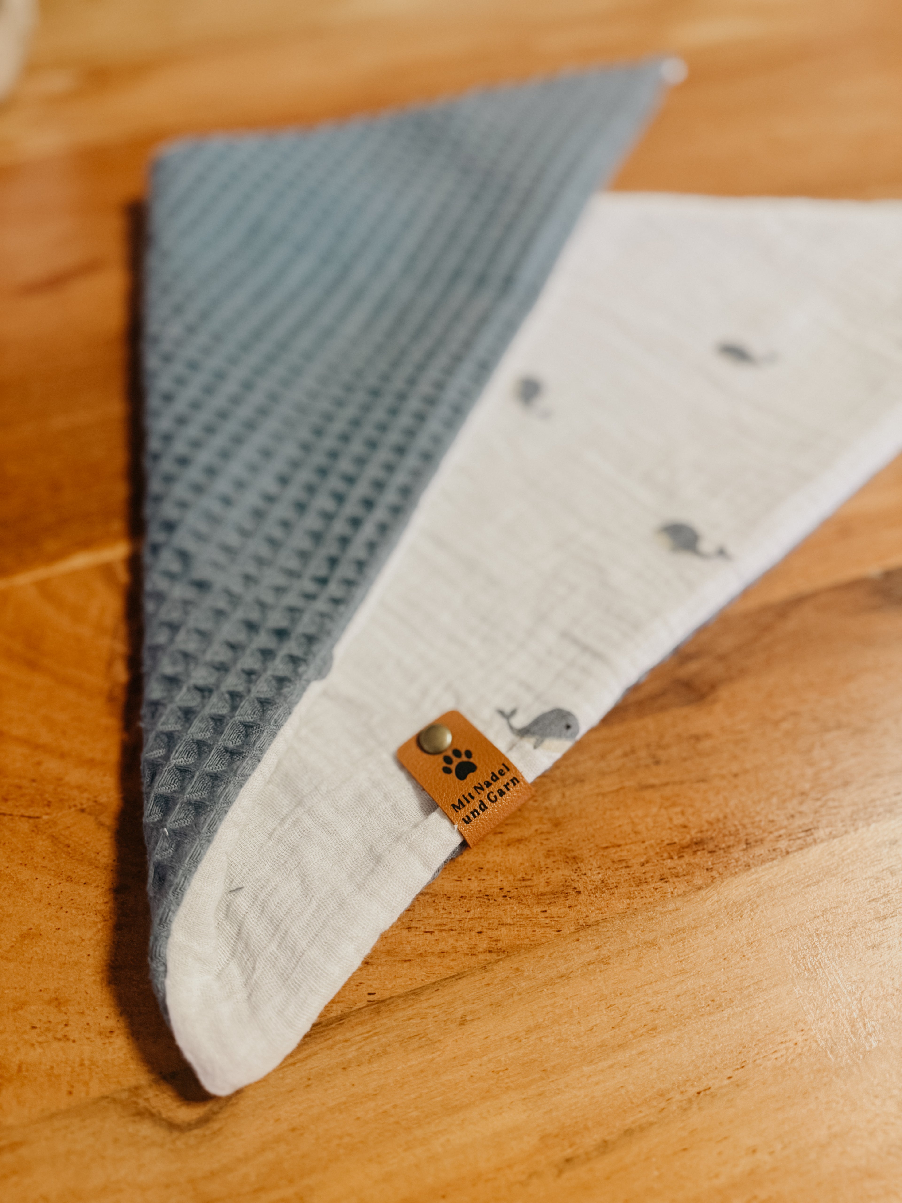 Oscar-Loop - Hundehalstuch mit Wal-Design